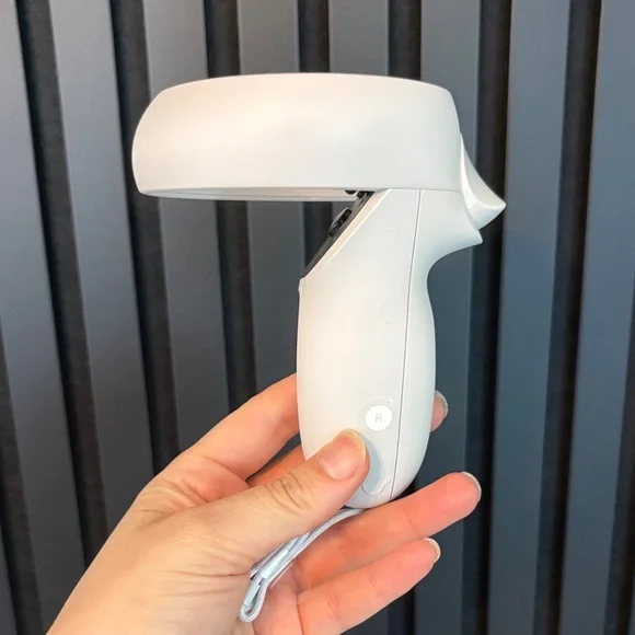 New Pair of Original Oculus 2 Controllers - Picture 4 of 6